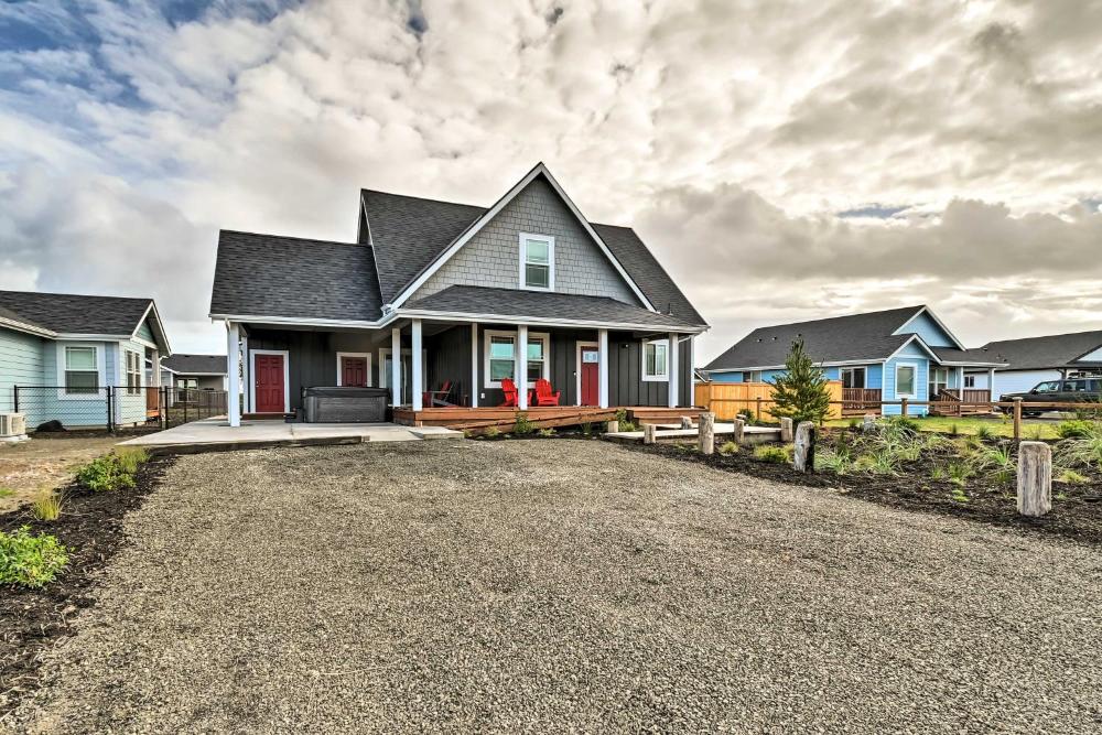 Ocean Shores Getaway with Fireplace and Hot Tub!
